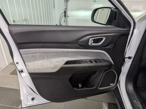 Used 2022 Jeep Compass Latitude w/ Sun and Sound Group AWD/4WD image 12
