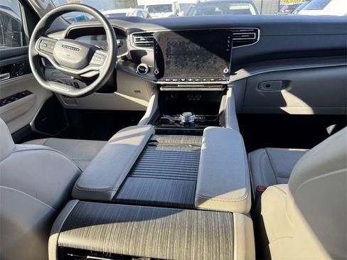 Certified 2024 Jeep Wagoneer L Series II w/ Flexible Seating Group image 8