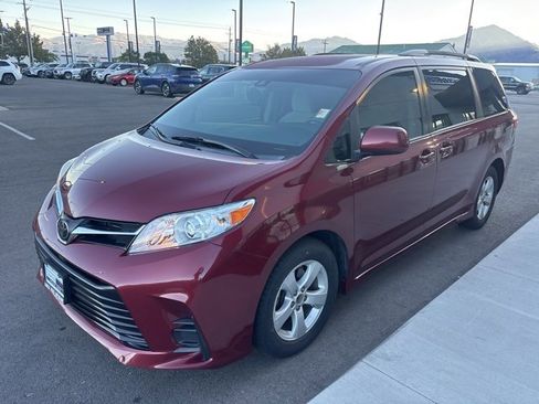 Used 2020 Toyota Sienna LE w/ LE Preferred Package image 3