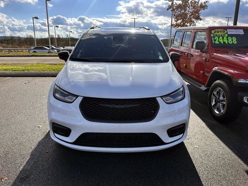 Certified 2024 Chrysler Pacifica Limited w/ S Appearance Package image 2