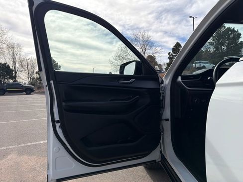 Used 2023 Jeep Grand Cherokee L Altitude image 9