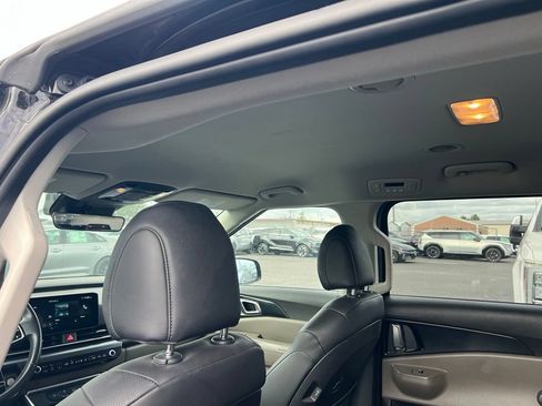 Used 2025 Kia Carnival FWD image 14