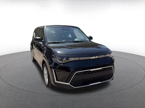 Used 2025 Kia Soul LX w/ LX Technology Package FWD image 3