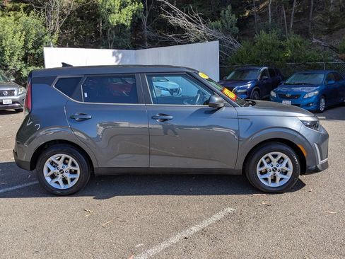 Used 2023 Kia Soul LX w/ Option Group 015 FWD image 4
