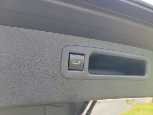 Used 2021 Toyota Highlander XLE FWD image 9