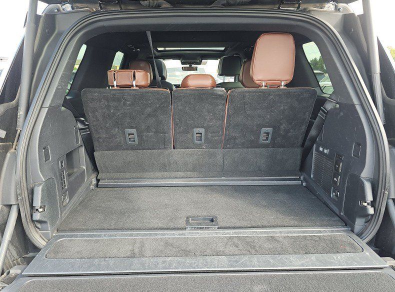 Used 2025 Lincoln Navigator Reserve AWD/4WD image 5
