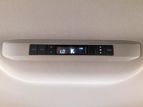 Certified 2025 Toyota Sienna LE FWD image 33
