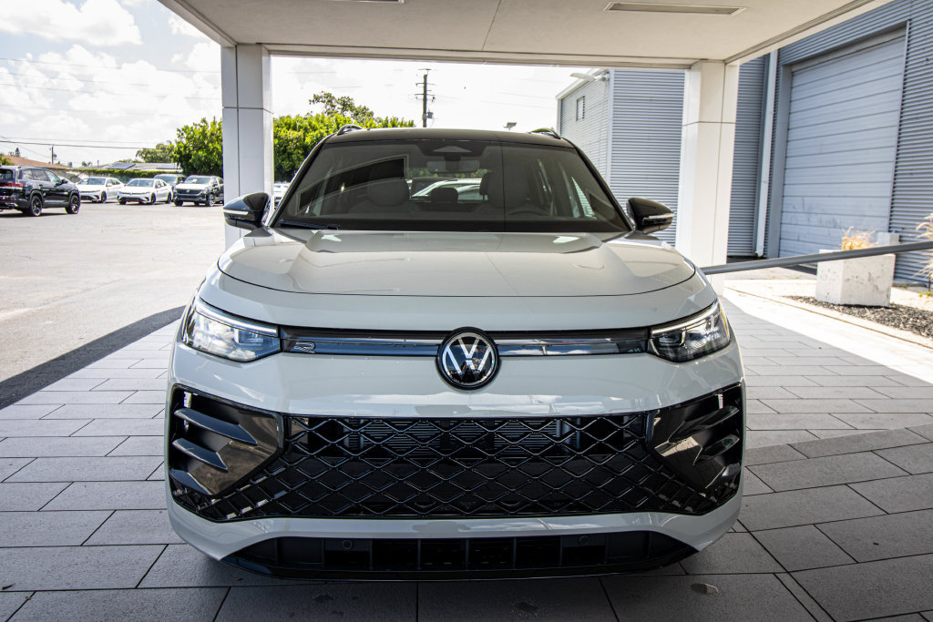 New 2026 Volkswagen Tiguan SE R-Line FWD image 9