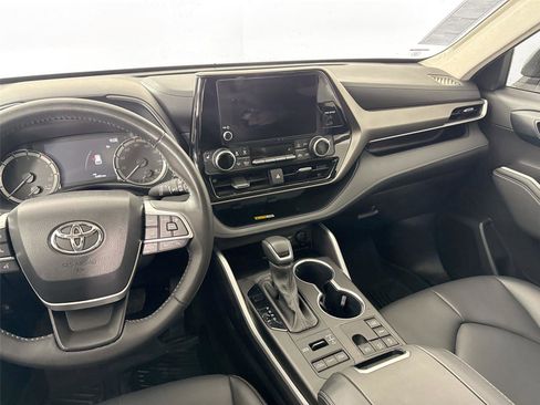 Certified 2024 Toyota Highlander XLE image 36