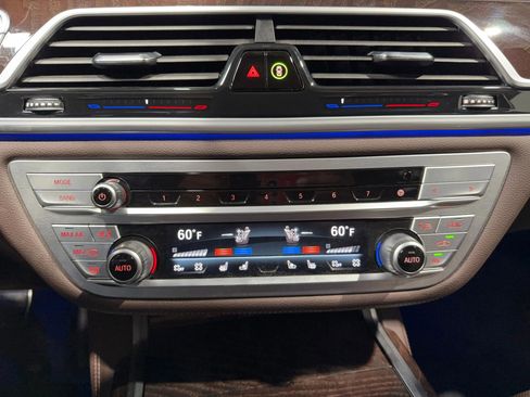 Used 2022 BMW 750i xDrive w/ M Sport Package image 38