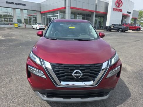 Used 2023 Nissan Rogue SV image 2
