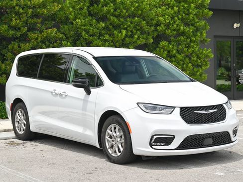 Used 2024 Chrysler Pacifica Touring-L FWD image 3