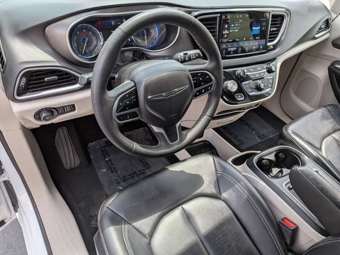 Used 2024 Chrysler Pacifica Touring-L FWD image 16