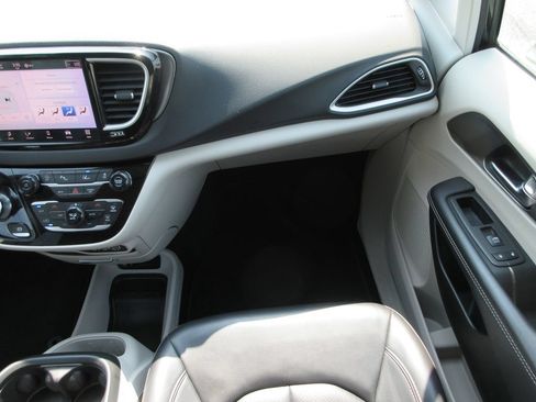 Used 2023 Chrysler Pacifica Touring-L FWD image 15