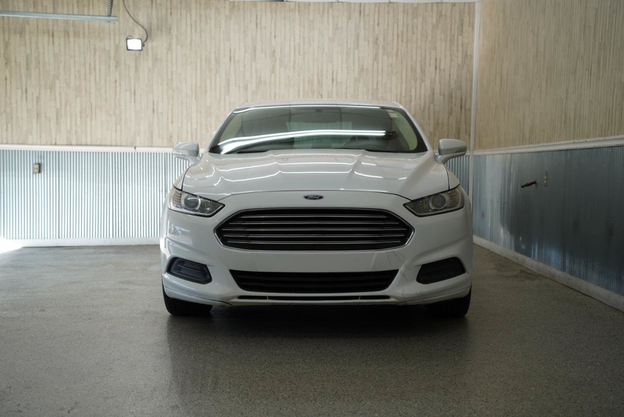 Used 2016 Ford Fusion SE FWD image 2