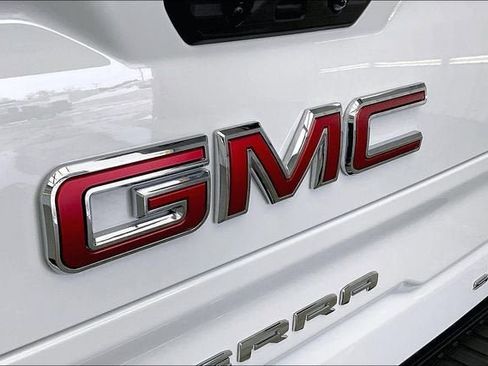 Used 2025 GMC Sierra 1500 SLT w/ SLT Premium Plus Package image 32