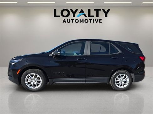 Used 2022 Chevrolet Equinox LS image 2