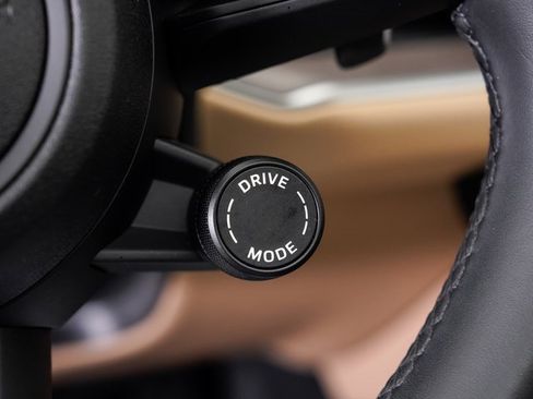 Used 2025 Porsche Cayenne image 16