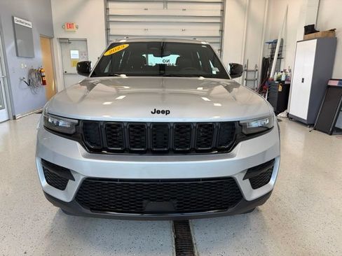 Used 2023 Jeep Grand Cherokee Altitude AWD/4WD image 4