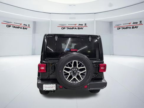 Used 2025 Jeep Wrangler Unlimited Sahara AWD/4WD image 5