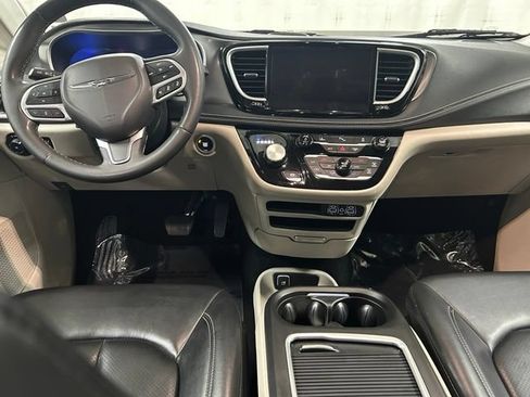 Used 2024 Chrysler Pacifica Limited FWD image 16