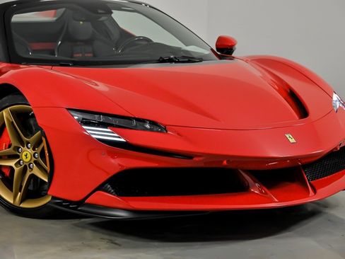 Used 2022 Ferrari SF90 Spider image 3