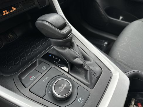 Used 2025 Toyota RAV4 XLE AWD/4WD image 24