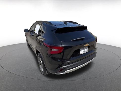 Used 2025 Chevrolet Trax LT FWD image 10