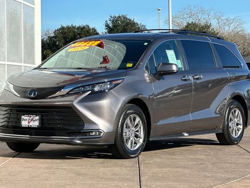 Certified 2024 Toyota Sienna XLE image 10