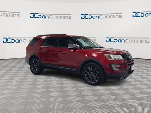 Used 2017 Ford Explorer XLT w/ Equipment Group 202A AWD/4WD image 2
