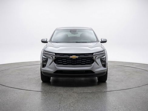 Used 2025 Chevrolet Trax LT FWD image 2
