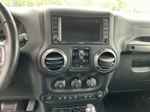 Used 2018 Jeep Wrangler Unlimited Sahara AWD/4WD image 13
