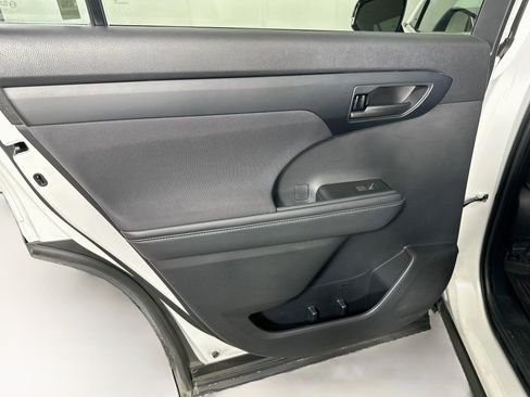 Used 2023 Toyota Highlander L FWD image 24