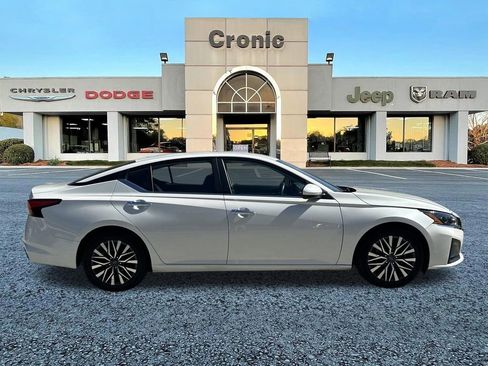 Used 2023 Nissan Altima 2.5 SV image 2