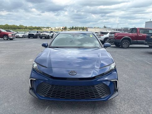 Used 2025 Toyota Camry SE FWD image 9