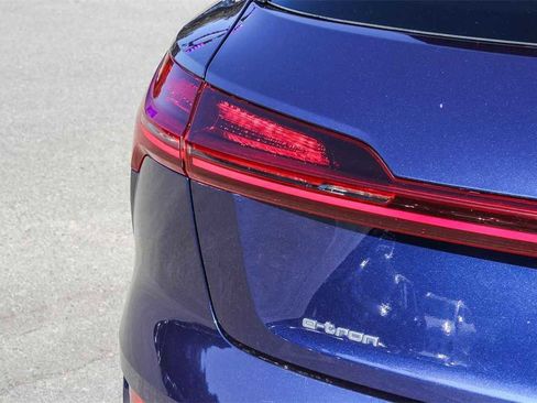Used 2022 Audi e-tron Premium Plus w/ Premium Plus Package image 11