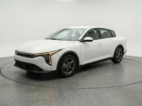 Used 2025 Kia K4 LXS image 3