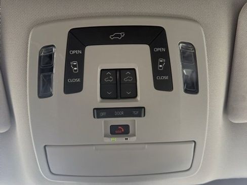 Used 2025 Toyota Sienna XLE image 32