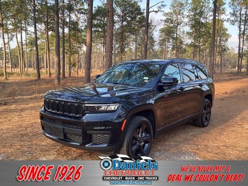 Used 2023 Jeep Grand Cherokee L Laredo image 1
