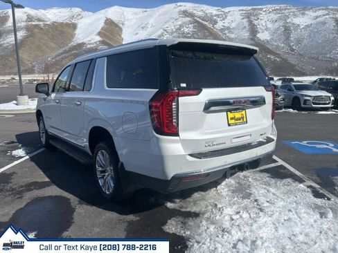 Used 2022 GMC Yukon XL SLT w/ SLT Premium Package image 5