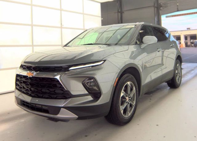 Used 2025 Chevrolet Blazer LT FWD image 2