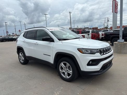 Used 2023 Jeep Compass Latitude w/ Sun and Sound Group AWD/4WD image 2