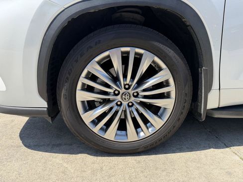 Used 2023 Toyota Highlander Platinum FWD image 4
