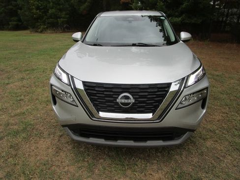 Used 2023 Nissan Rogue SV image 4