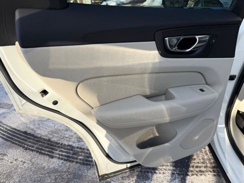 Used 2023 Volvo XC60 T8 Ultimate w/ Climate Package image 9