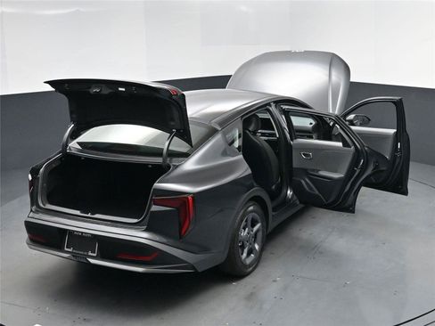 New 2025 Kia K4 LXS image 17
