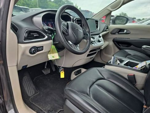 Used 2023 Chrysler Pacifica Touring-L FWD image 2