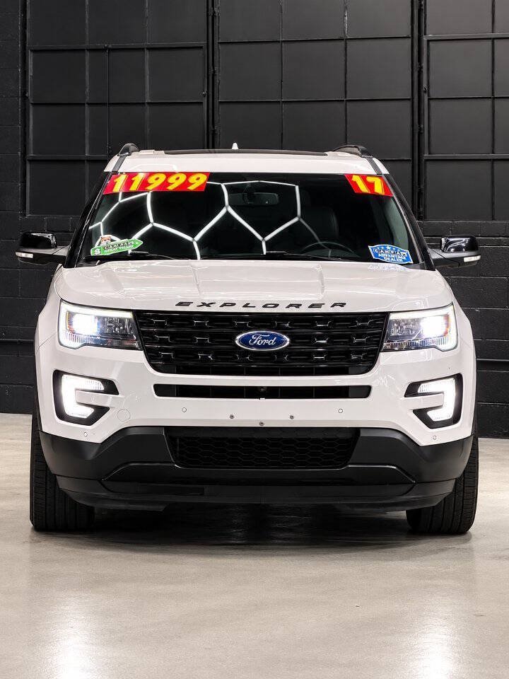 Used 2017 Ford Explorer Sport w/ Equipment Group 401A AWD/4WD image 2
