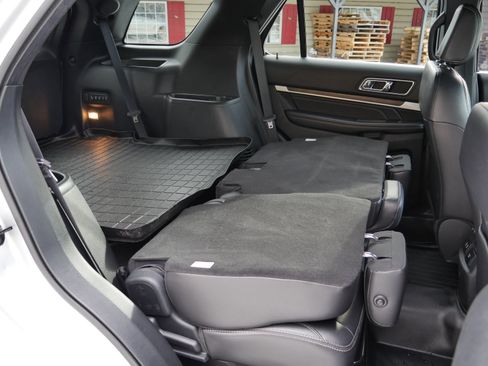 Used 2018 Ford Explorer Limited image 31