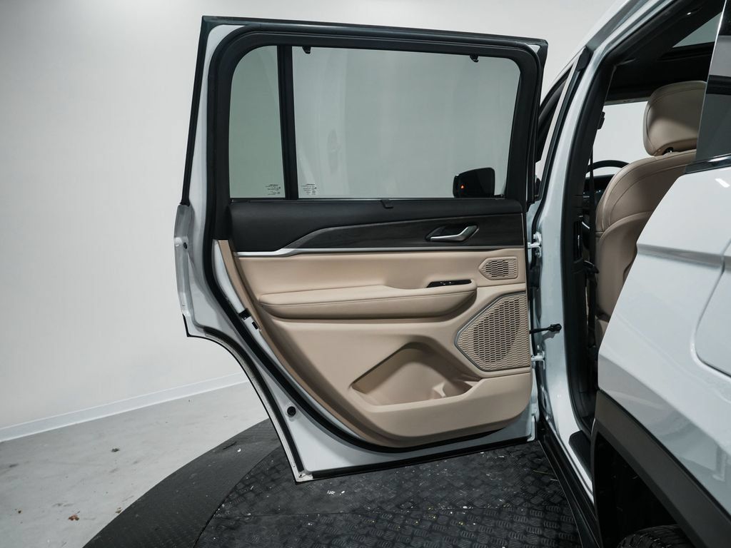 Used 2023 Jeep Grand Cherokee L Limited w/ Luxury Tech Group II AWD/4WD image 13